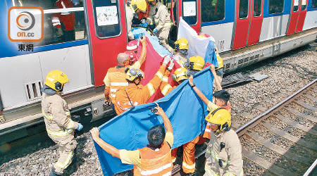 墮軌男子被抬上列車。