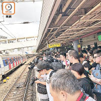 乘客逼爆九龍塘站月台。