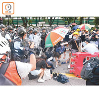 香港社會動盪不安，影響新股市場氣氛轉差。圖為昨日上水衝突。（何天成攝）