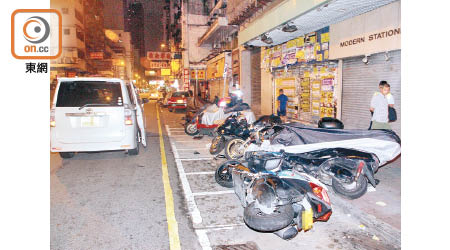 多輛電單車如骨牌般倒下。圖左為肇事的七人車。