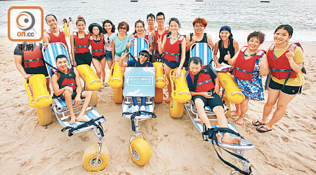 有團體早前舉辦活動，讓殘疾人士能下海感受海浪。