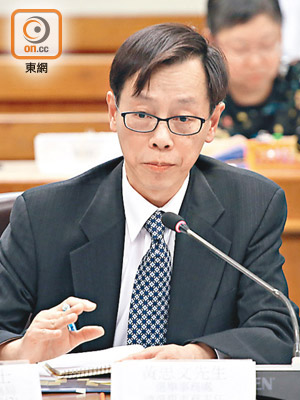 黃思文曾到區議會及立法會解釋遺失選民登記冊事件。