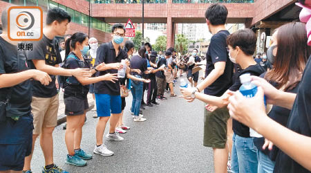 示威者在現場傳遞物資。（朱先儒攝）