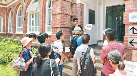 港大學生帶領市民參觀校園古蹟建築物。（互聯網圖片）