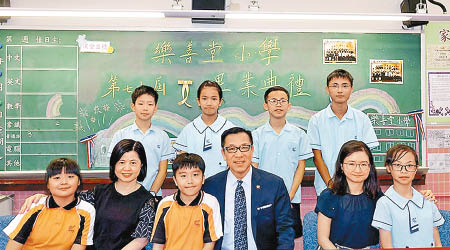 楊偉誠（前排右三）重返母校，接受學弟妺嘅訪問。（互聯網圖片）