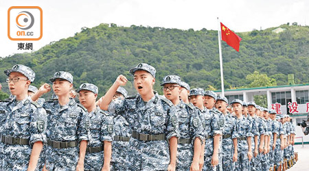 六百名本港學生昨起參與為期十五天的軍事夏令營訓練。（袁志豪攝）