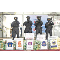 泰國警方展示檢獲的毒品。（美聯社圖片）