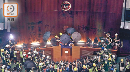 本月一日示威者大肆破壞立法會大樓。