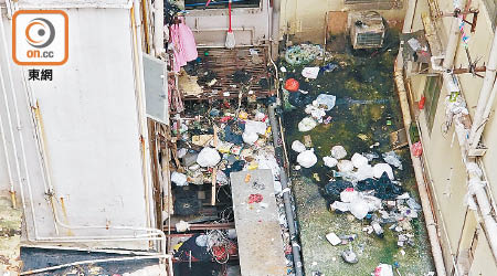 深水埗一幢舊式大廈的天井積聚大量垃圾。（何瑞芬攝）