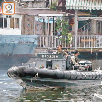 水警在避風塘搜索跳海失蹤的蛇頭。（曾紹良攝）