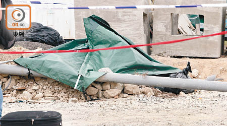 死者蕭志榮去年被人放入垃圾袋，棄屍港珠澳大橋一個地盤內。
