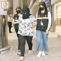女疑犯被押走扣查。