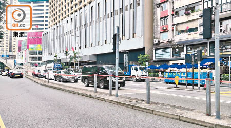銅鑼灣柏寧酒店外的告士打道有長約三十米的鐵欄被全部拆走。（趙瑞麟攝）