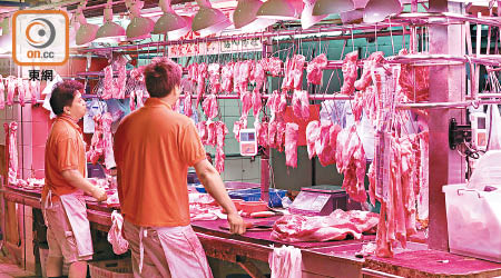 目前每日供港活豬數量不及往常的一半，導致活豬拍賣價飆升至歷史新高。