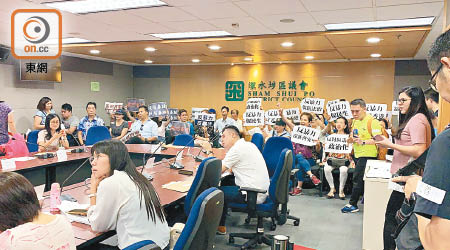 深水埗區議會昨原定討論修例風波，但因為有市民叫囂而腰斬會議。