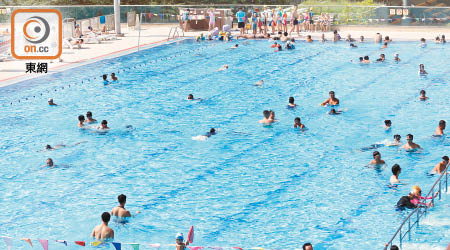 夏季高峰期公眾泳池逼滿泳客，令人擔心在救生員人手長期不足下，泳客安全成疑。