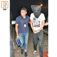 疑犯盧溢燊昨晚被押返葵涌寓所搜證。（袁以諾攝）