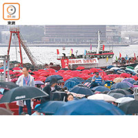 大批市民冒雨參與集會，有數艘漁船掛有守護香港橫額。
