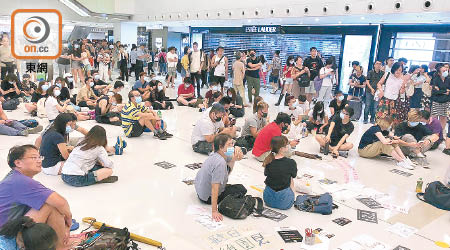 大批示威者在商場三樓靜坐抗議。（何青霞攝）