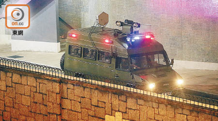 有車在解放軍駐港部隊總部內兜圈行走。