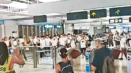 封堵車站：大批白衣人士於西鐵元朗站聚集。（互聯網圖片）