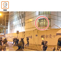 中區警署：有人擲毀中區警署玻璃窗（紅圈示）。