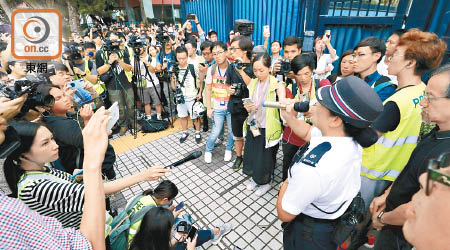 社福界團體昨赴元朗警署集體報案。（何量鈞攝）