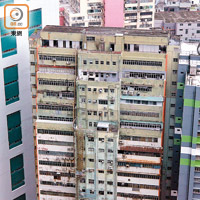 警方在荃灣一個工廈單位發現香港回歸後最大型的爆炸品製造倉庫。