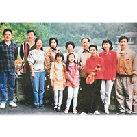 李鵬（右四）與家人合照。