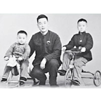 李鵬（中）與兩名兒子李小鵬（右）、李小勇（左）合照。（互聯網圖片）
