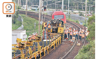 大批工程人員到場搶修出軌的工程車。（曾志恒攝）