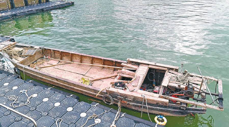 機動木船設備簡陋，船上沒有救生衣及滅火筒。（警方圖片）