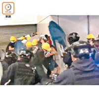 速龍小隊進入西鐵站內驅趕示威者。