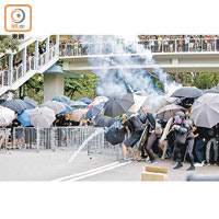 警方在西邊圍村外施放催淚彈驅散圍村示威者。（袁志豪攝）