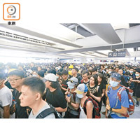大批乘客昨午兩點後擠滿西鐵元朗站。（何天成攝）