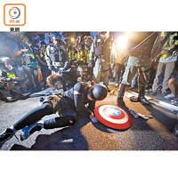 身穿「美國隊長」裝的示威者在衝突中倒地。（黃偉邦攝）