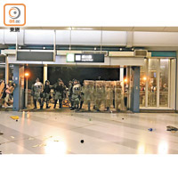 元朗站：警方晚上進行清場行動，在元朗站驅散示威者。（劉志誠攝）