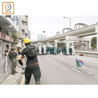 元朗泰祥街：裝備充足的示威者昨午五時許，在泰祥街集結，有人向警方防守線掟石。（陳章存攝）