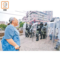 有年長示威者向警員喊話。