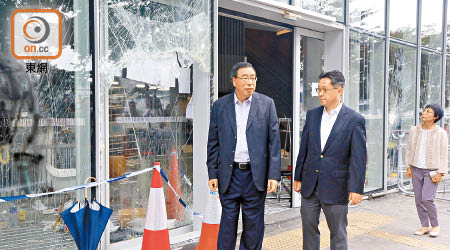 陳維安（中）早前同立法會主席梁君彥（左）一同視察立法會大樓損毀情況。