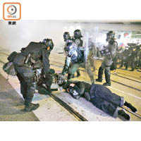 西環：有示威者被警方制服。