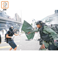 元朗遊行示威者與警方發生衝突。