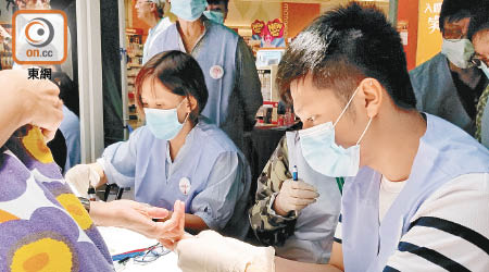 香港肝康會為市民提供免費乙肝檢查快速測試。（鍾君容攝）
