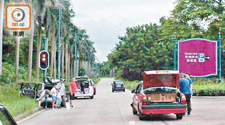 私家車（左）與的士在近旅遊巴士停車場交界相撞。（讀者提供）