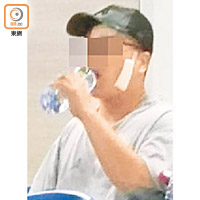 男司機到醫院等候治理時不斷飲水。