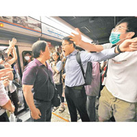列車受阻，月台上有市民一度發生爭執。（美聯社圖片）