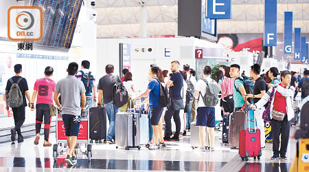 兩成六受訪港人坦言不會主動協助乘客搬行李，「冷漠度」全球最高。