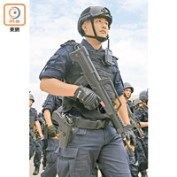 警員持槍進入會場。