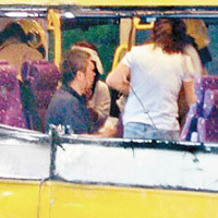 青衣<br>消防員在巴士治理受傷乘客。（互聯網圖片）