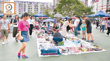 地區墟市吸引市民到場採購乾貨或濕貨。